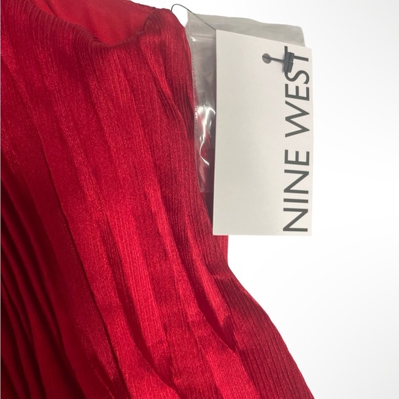 Nine West womens sleeveless satin like pleated blouse size medium - Picture 3 of 5